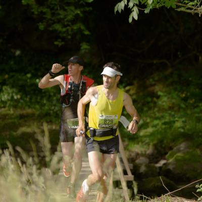 La tête de course du 60 passe la passerelle des Barraques...