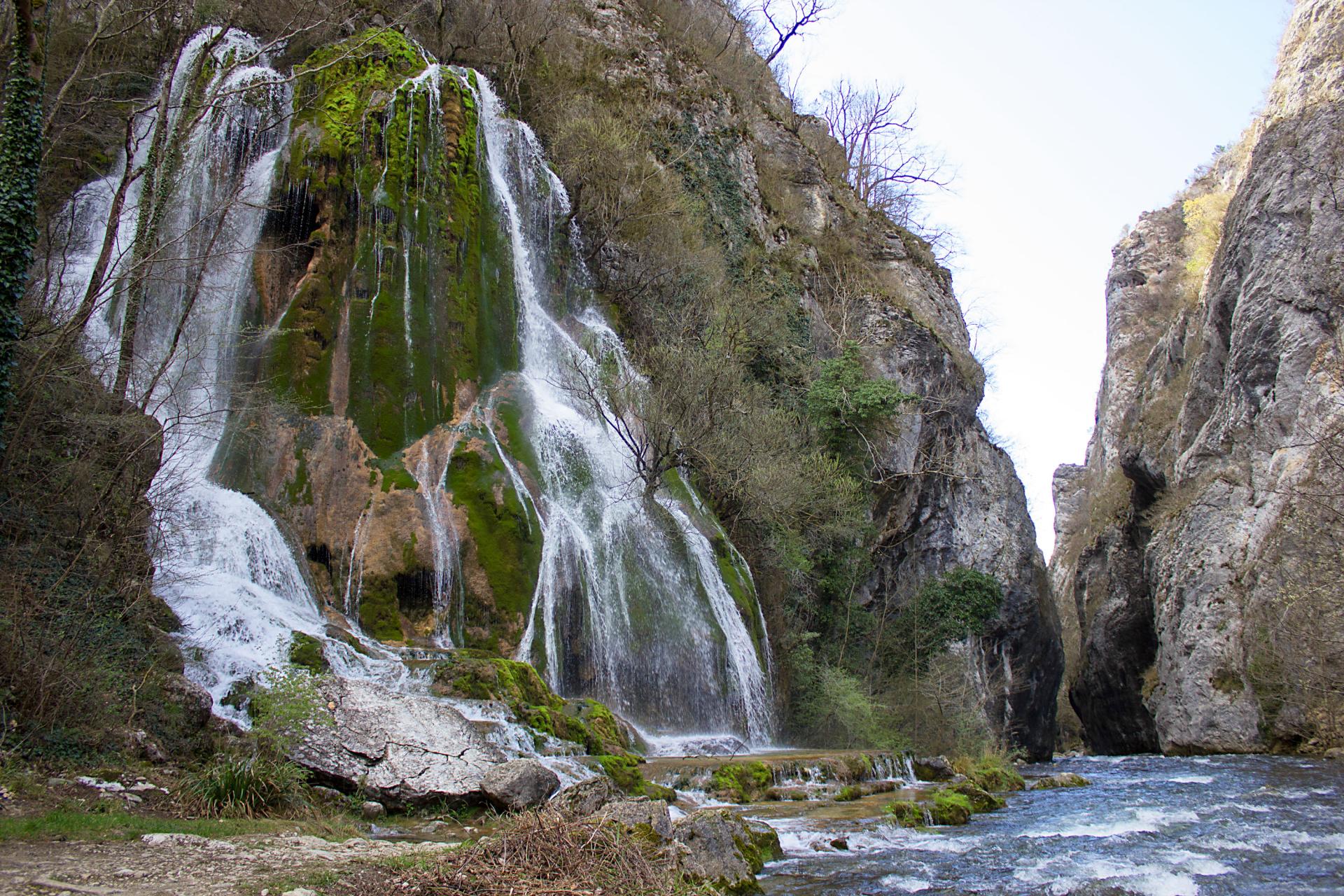 25 ET C'est un  coin de verdure où coule une cascade (cascade verte à Echevis)