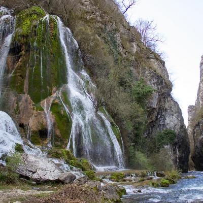 25 ET C'est un  coin de verdure où coule une cascade (cascade verte à Echevis)