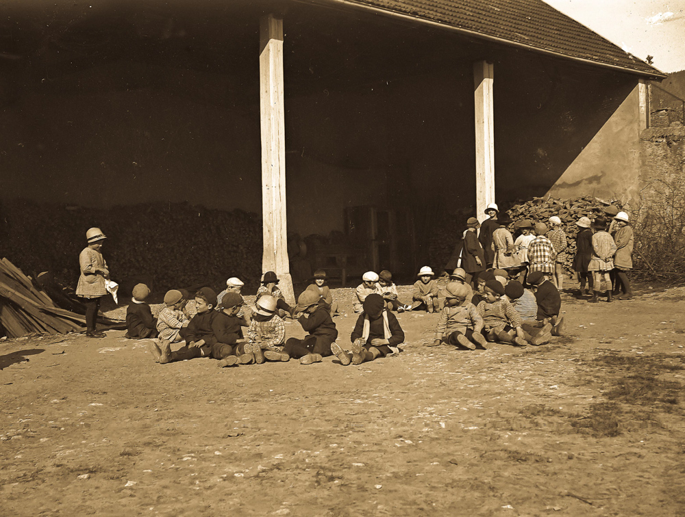 Enfants dans la cour de l'école de la Chapelle en Vercors
