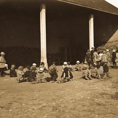 Enfants dans la cour de l'école de la Chapelle en Vercors