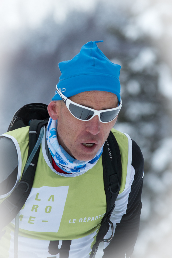 Claude G. concentré sur la course.