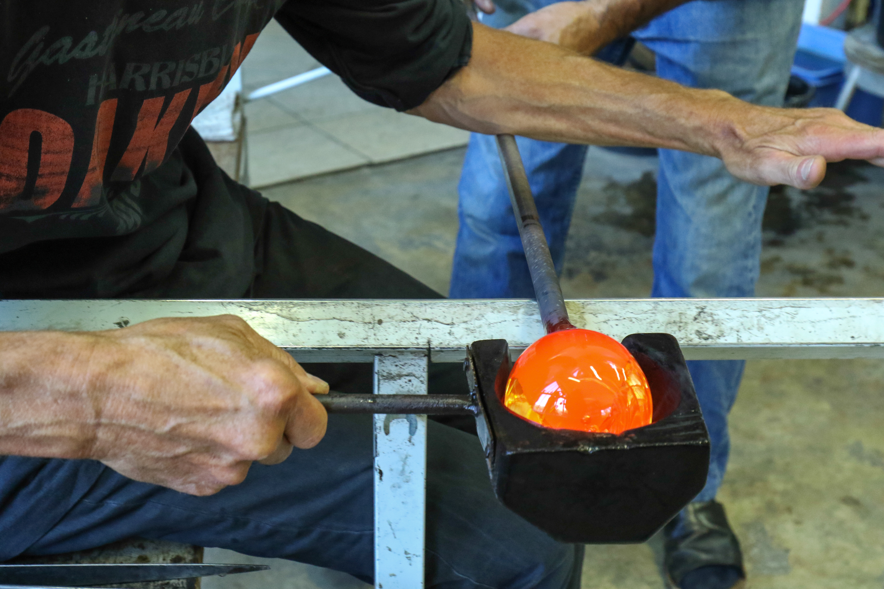 travail du verre souflé à l'aide de la mailloche