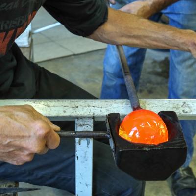 travail du verre souflé à l'aide de la mailloche