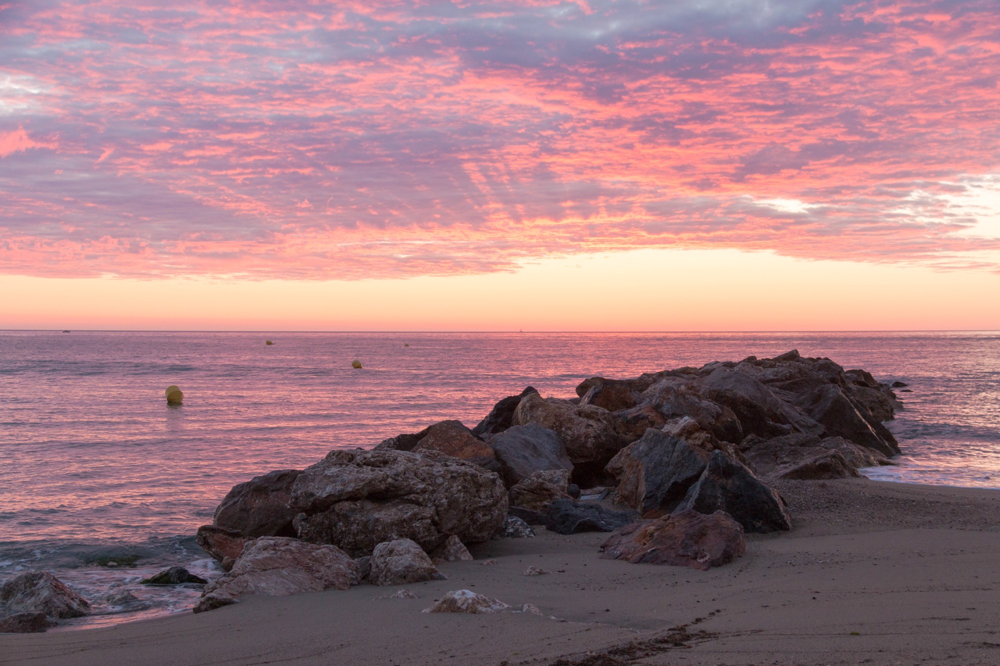 les nuages se refletent dans la mer