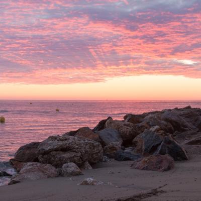 les nuages se refletent dans la mer