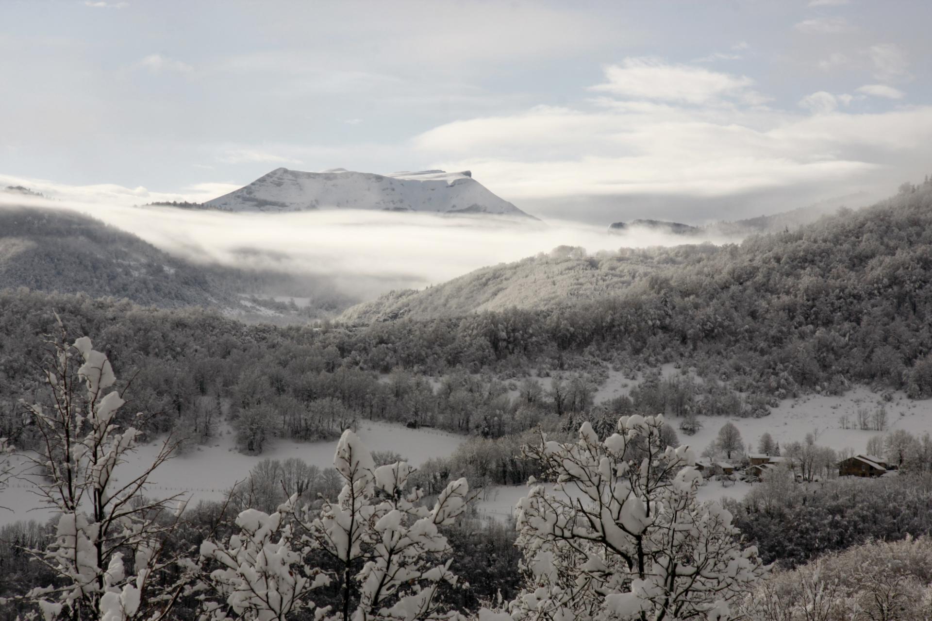 107 J Rob roc de Toulau et hameau de Foges vus depuis le chemin de Musan (vers Oriol)