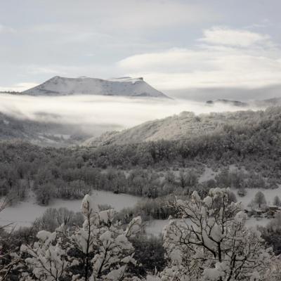 107 J Rob roc de Toulau et hameau de Foges vus depuis le chemin de Musan (vers Oriol)