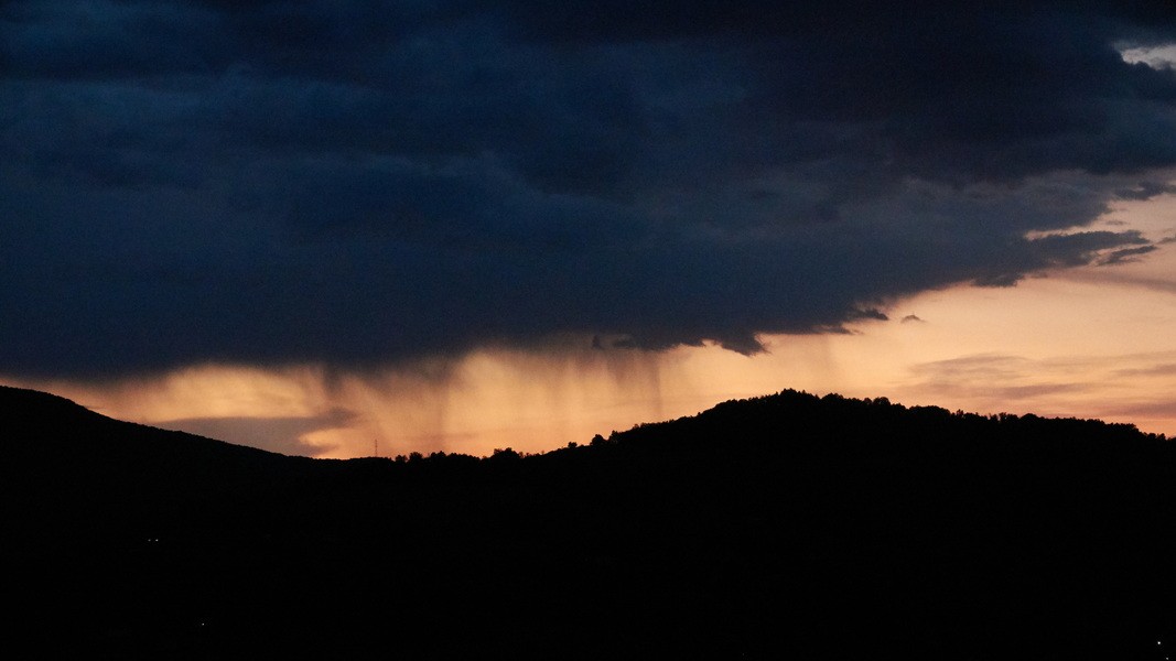 Pierreml nuit6 crepuscule orageux monts du matin redimensionner