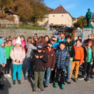 scolaires des 3 communes devant le poilu