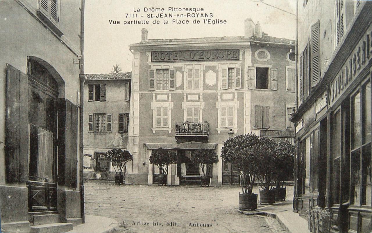 Saint Jean en Royans Vue partielle de la place de l'église