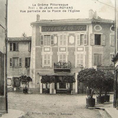 Saint Jean en Royans Vue partielle de la place de l'église