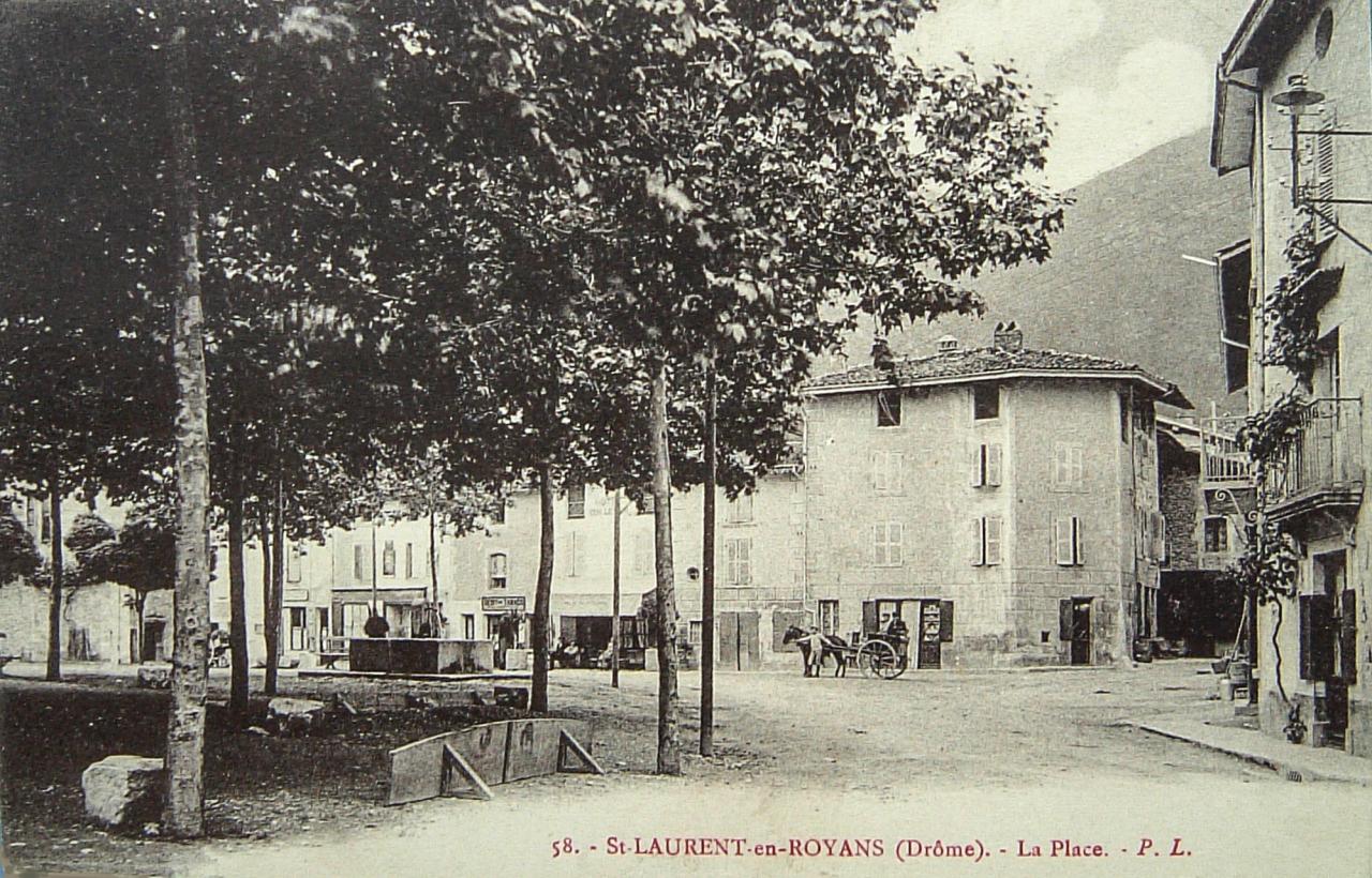 Saint Laurent en Royans La place