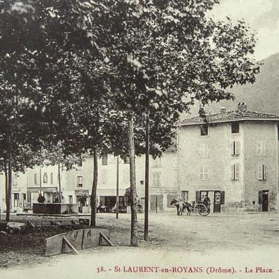 Saint Laurent en Royans La place