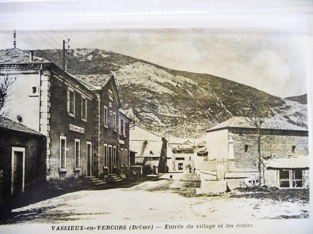 Entrée du village et les écoles à Vassieux en Vercors