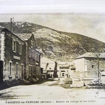 Entrée du village et les écoles à Vassieux en Vercors